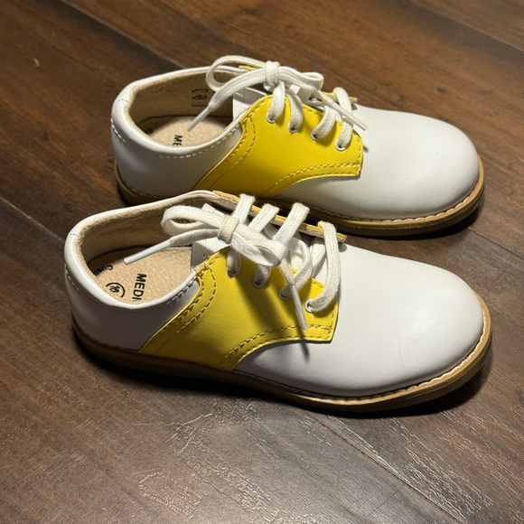 FootMates White and Yellow Unisex Oxford Shoes